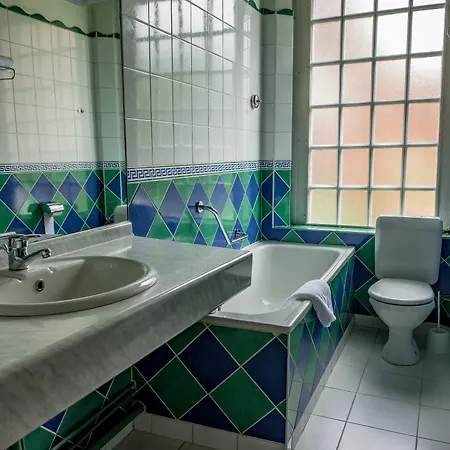 호텔 Logis - Belle Hotel, Lille-ouest 3*