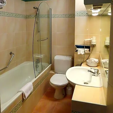 Logis - Belle Hotel, Lille-ouest 호텔