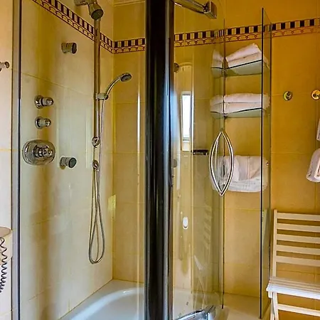 Logis - Belle Hotel, Lille-ouest 호텔 3*