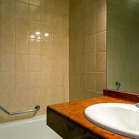 Logis - Belle Hotel, Lille-ouest 호텔 3*