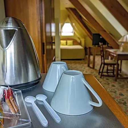 호텔 Logis - Belle Hotel, Lille-ouest 3*