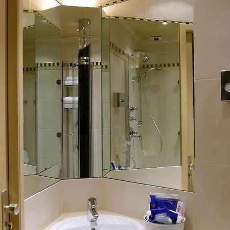 Logis - Belle Hotel, Lille-ouest Hotel Bailleul (Nord)