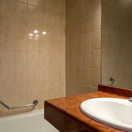 Hotel Logis - Belle Hotel, Lille-ouest